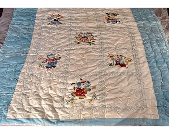 1960年代のモダンなパッチワーク、手縫いのキルティングと刺繍が施され