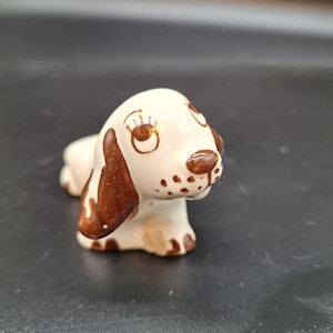 Cucciolo di cane in ceramica di metà secolo marrone bianco Walker Pottery California vintage