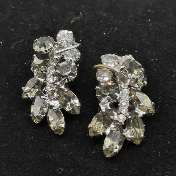 Vintage 1950s rhinestone cluster clip earrings gr… - image 2