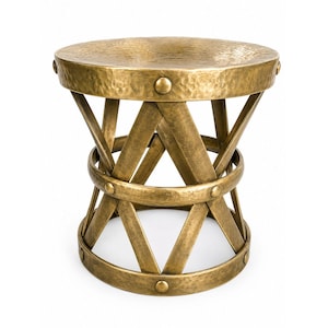 Puede incluir: Una mesa auxiliar redonda hecha de metal con tono latón y textura martillada. La base presenta un diseño estructural con bandas metálicas planas entrecruzadas y aseguradas con remaches, creando una silueta de tambor con una superficie circular.