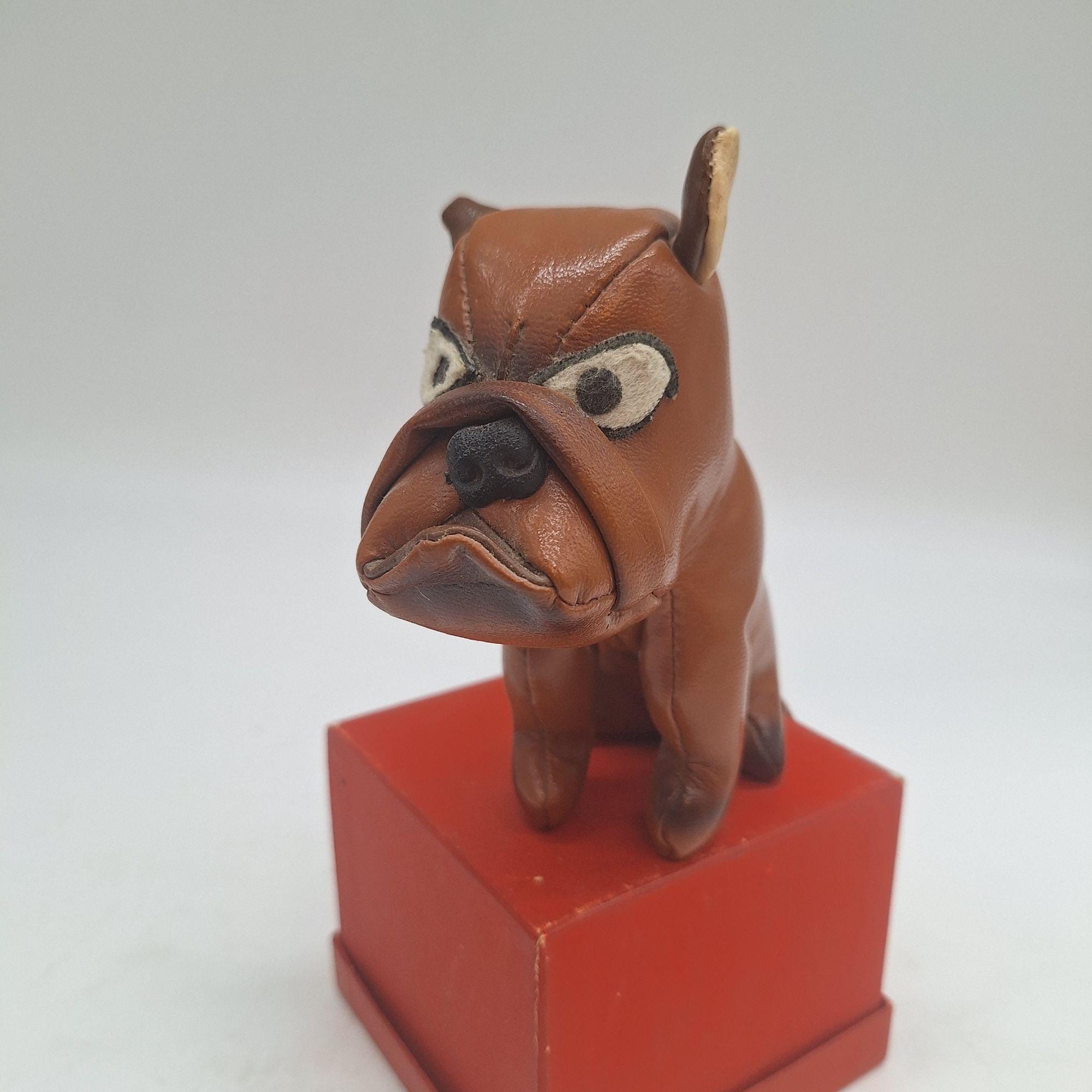 AVANTI サングラス付きブルドッグ　ぬいぐるみ　犬　ブルドッグ　昭和レトロ 1960年代のヴィンテージブルドッグぬいぐるみ：キッチュなビニール製犬