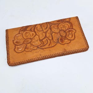 portefeuille vintage fait main en cuir repoussé chéquier couverture roses sauvages florales des années 1970 mode bohème 8,25 "x 4,25"