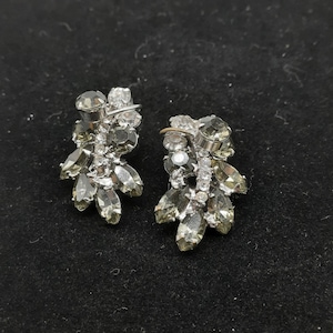 Vintage 1950s rhinestone cluster clip earrings gray and clear waterfall