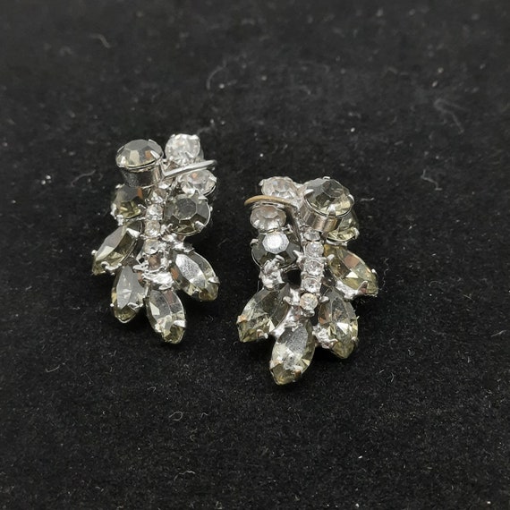 Vintage 1950s rhinestone cluster clip earrings gr… - image 1