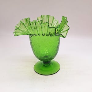 Jarrón de vidrio craquelado Blenko Art de mediados de siglo n.° 388 con borde ondulado y pedestal verde