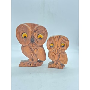 Conjunto de 2 corujas vintage Witco esculpidas em madeira, decoração dos anos 70, com olhos de feltro.