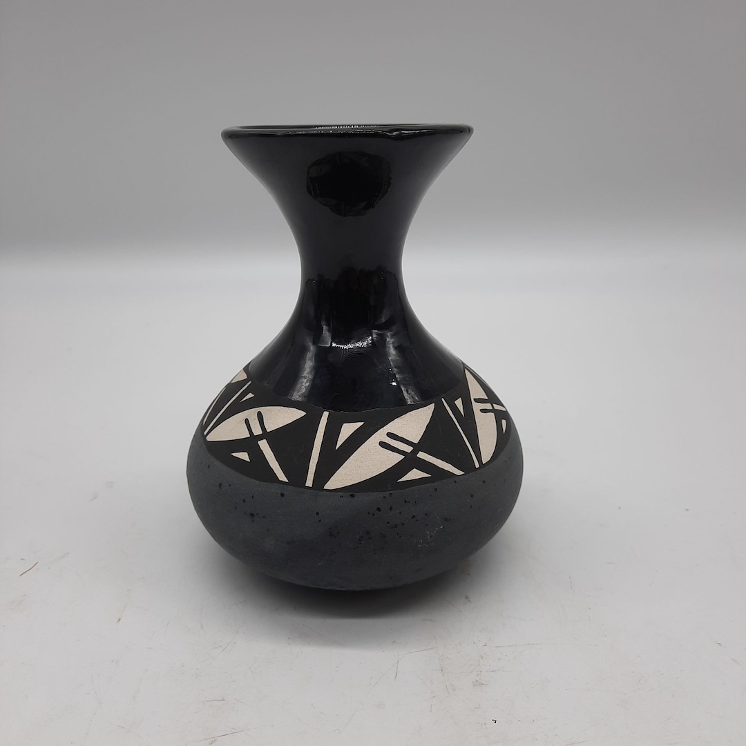 ニューギニアの文様 2 ANTIQUE PATTERN Dorothy Torivio Native American Acoma Pueblo Pottery Vase Black