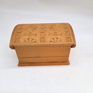 Handmade wood trinket box chip carved hinged lid blond wood 7.5" x 4.5" x 5"