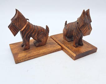 Paire de serre-livres en chêne avec sculptures de chiens Paire de serre-livres en chêne avec sculptures de chiens