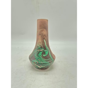 Peut inclure: Un vase décoratif au design unique. Le vase présente un motif marbré marron et vert, avec une base évasée et un col fin. Les couleurs se mélangent, créant un effet tourbillonnant. Le vase est un objet décoratif.
