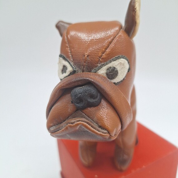 1960年代のヴィンテージブルドッグぬいぐるみ：キッチュなビニール製犬