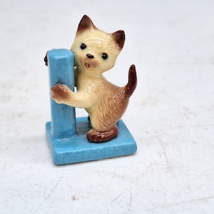 Vintage Hagen Renaker Siamese Cat Figurine: Blue Scratching Post