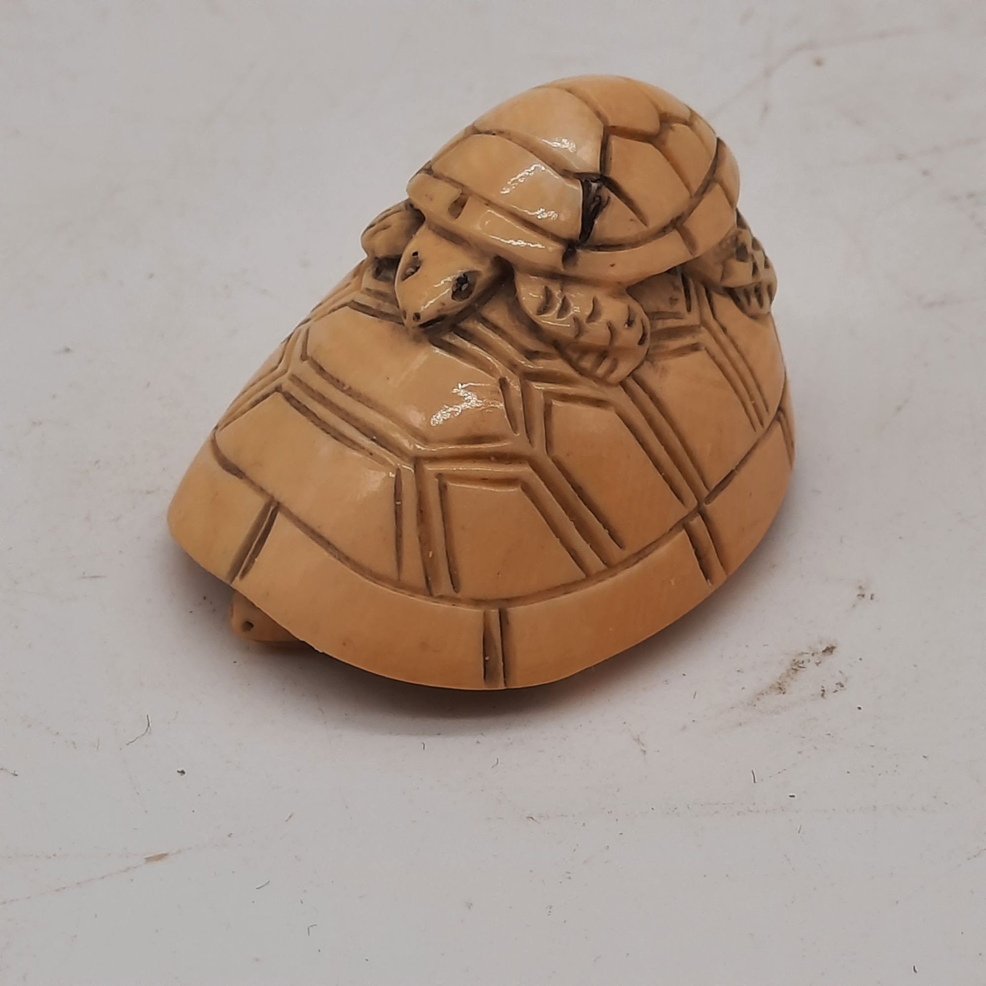 茶色の亀彫刻 2個セット 根付　提げ物　緒締め玉　天然素材　緒締 茶色の亀彫刻 2個セット 根付 提げ物 緒締め玉 天然素材 緒締