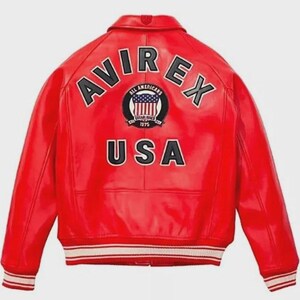 Puede incluir: Chaqueta de cuero roja con la palabra "AVIREX" y "USA" en la espalda. La chaqueta presenta un parche con un dise&ntilde;o de la bandera estadounidense y las palabras "ALL AMERICANS". La chaqueta tiene un ribete a rayas blancas y rojas.