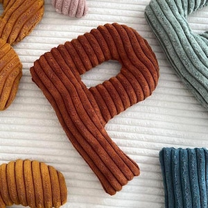 Può includere: Un set di tre vasi in ceramica di diverse altezze e forme. I vasi sono smaltati con una finitura bianca opaca, che offre un'estetica minimalista. Il vaso più alto misura circa 25 cm.