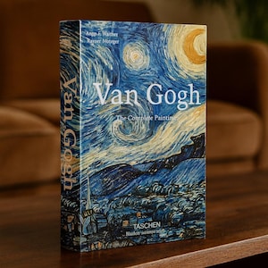 Può includere: Un libro con copertina rigida intitolato "Van Gogh: The Complete Paintings" con una vivace raffigurazione de "La notte stellata". Il dorso del libro mostra il nome dell'artista. Il libro è su una superficie di legno.