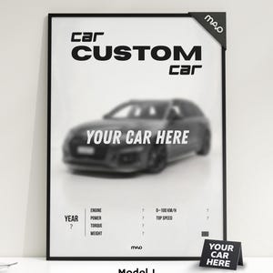 Op de afbeelding: Een zwart-wit poster in een lijst met de tekst "car CUSTOM car" en "YOUR CAR HERE". Hieronder velden voor motor, vermogen, koppel, gewicht, 0-100 km/u en topsnelheid. Een klein bordje leest "YOUR CAR HERE".