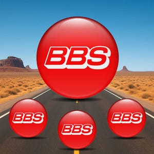 以下が含まれることがあります： 白い文字「BBS」が入った、赤く光沢のある4つの球体のグラフィック。砂漠の風景と青い空を背景に、道路上に配置されています。一番大きな球体が一番上にあります。