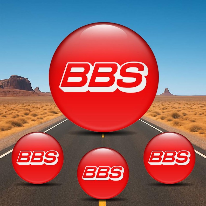 以下が含まれることがあります： 白い文字「BBS」が入った、赤く光沢のある4つの球体のグラフィック。砂漠の風景と青い空を背景に、道路上に配置されています。一番大きな球体が一番上にあります。