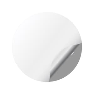 以下が含まれることがあります： 白く丸いステッカーで、角が剥がれており、灰色の粘着層が見えています。ステッカーはきれいで滑らかで、光沢のある仕上がりです。デザインはシンプルでモダンで、さまざまな用途に適しています。