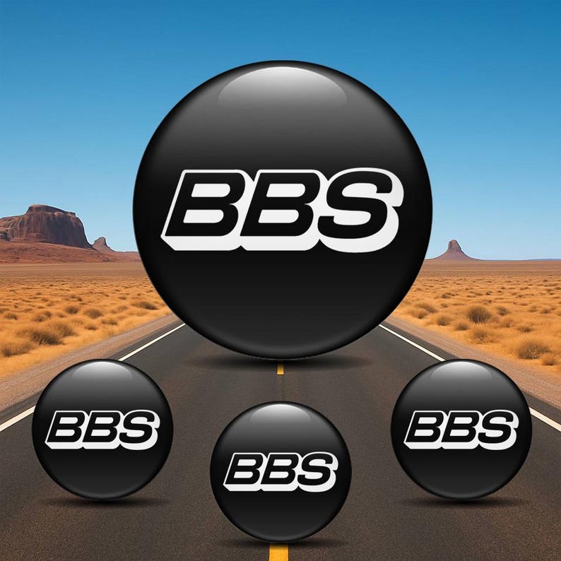 以下が含まれることがあります： 青い空と砂漠の風景を背景に、白い文字「BBS」が入った光沢のある黒いロゴ。メインロゴの下には、3つの小さなバージョンのロゴがあります。