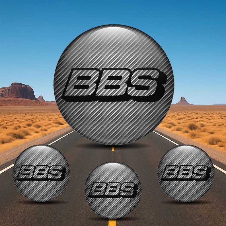 以下が含まれることがあります： BBSロゴのデザイン4点セット。メイン画像は、BBSのロゴが黒で表示された、光沢のあるカーボンファイバーテクスチャの大きな球体です。同じデザインの小さな球体が3つ、メイン球体の下に配置されています。背景には砂漠の風景と道路が描かれています。