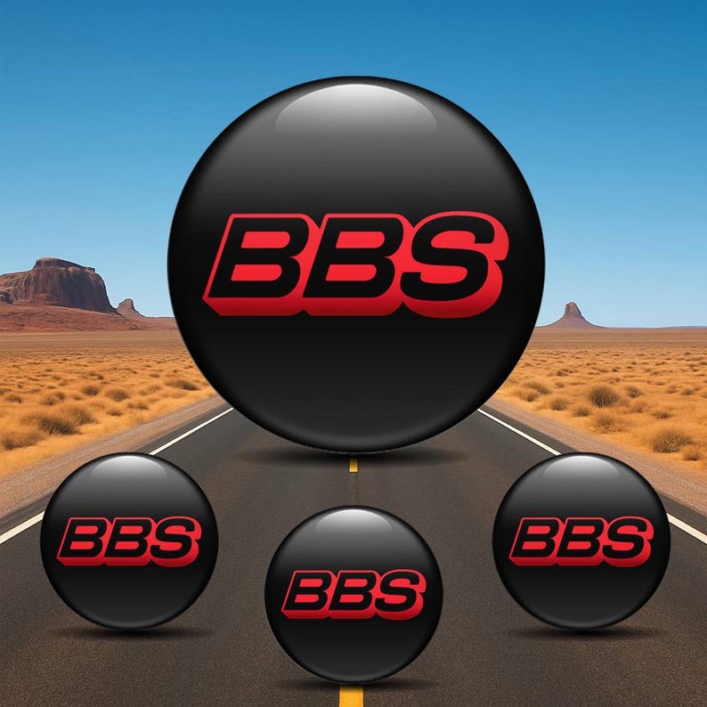 以下が含まれることがあります： 赤い「BBS」の文字が入った光沢のある黒い球体が、この画像の中心です。同じデザインの小さな球体が3つ下にあります。背景には、道路のある砂漠の風景が描かれています。