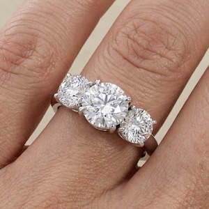 Anillo de tres piedras con diamantes cultivados en laboratorio talla Asscher, anillo apilable de oro de 14 quilates con diamantes cultivados en laboratorio dispersos, delicado anillo con cúpula trilliant, moderno anillo de banda ancha