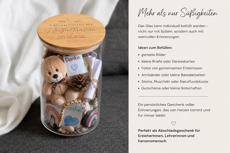 Op de afbeelding: Een doorzichtige glazen pot met een rond houten deksel gegraveerd met de tekst P&Auml;DAGOGISCHE Notfallration F&Uuml;R DIE BESTE DER GANZEN WELT. De pot is gevuld met een kleine pluche teddybeer, een dennenappel, opgerolde papieren briefjes en kaartjes met het woord Danke.