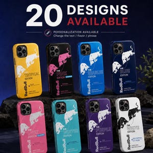 Pode incluir: Oito capas para smartphone com a marca Red Bull e gráficos de touros em amarelo, preto, azul, rosa, turquesa, roxo e branco. O texto inclui Red Bull Edition Phone Case Collection, 20 Designs Available e nomes de sabores como Tropical, Pink, Seablue, Blue, Winter, Purple e White.