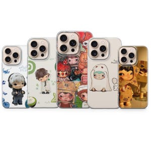 Puede incluir: Una colección de cinco fundas para teléfono con diseños únicos y coloridos. Las fundas presentan ilustraciones de personajes de dibujos animados, incluyendo un fantasma, un niño con traje y otras figuras caprichosas. Las fundas están diseñadas para un smartphone.