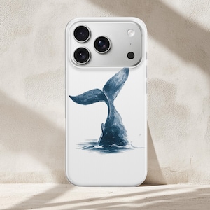 Può includere: Custodia per telefono bianca con un'illustrazione ad acquerello della coda di una balena che emerge dall'acqua. Il design utilizza sfumature di blu, creando un tema oceanico sereno. La custodia ha una finitura lucida.