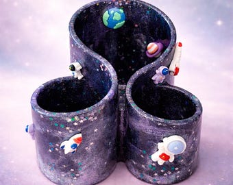 Portapenne a forma di galassia fatto a mano / Organizer da scrivania in resina a forma di astronauta