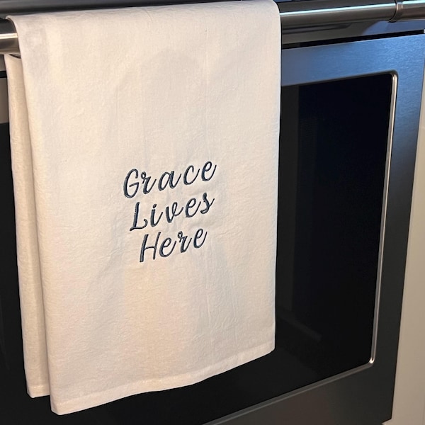 Ściereczka kuchenna z haftem „Grace Lives Here” – chrześcijański wystrój kuchni, minimalistyczny, rustykalny ręcznik z worka na mąkę