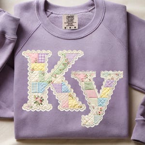 Koronkowy napis Kentucky Patchwork PNG | Wiosenny kwiatowy wzór patchworku w Kentucky | Preppy Southern Digital Download na koszulki i bluzy