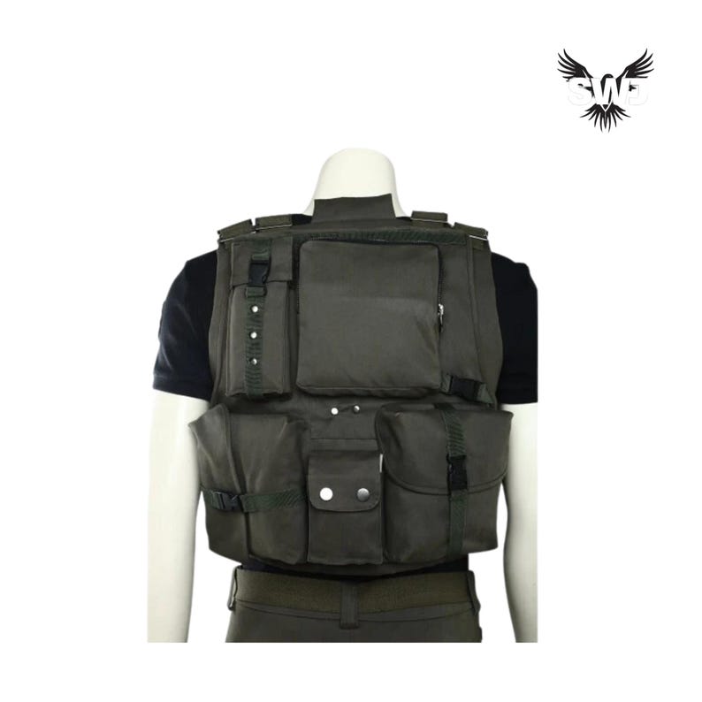 Puede incluir: Chaleco t&aacute;ctico verde oliva con m&uacute;ltiples bolsillos de varios tama&ntilde;os, asegurados con correas y botones. El chaleco se usa sobre una camiseta negra y se muestra en un maniqu&iacute;. Un logotipo de un p&aacute;jaro est&aacute; en la esquina superior derecha.