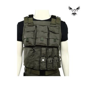 Puede incluir: Chaleco t&aacute;ctico verde oliva con m&uacute;ltiples bolsillos y bolsas. El chaleco tiene correas ajustables y un cintur&oacute;n. El chaleco est&aacute; dise&ntilde;ado para usarse sobre la ropa y est&aacute; hecho de un material duradero.
