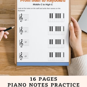 Puede incluir: Una hoja de trabajo de práctica de notas de piano en una tabla con pinza. La hoja de trabajo incluye notación musical en el pentagrama y diagramas de teclado de piano correspondientes. El título dice "Del pentagrama al teclado" y "Do medio a Do alto". El texto "16 PÁGINAS HOJA DE TRABAJO DE PRÁCTICA DE NOTAS DE PIANO" está en la parte inferior.