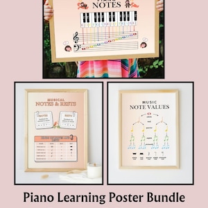 Può includere: Un set di tre poster incorniciati per l'apprendimento del pianoforte. Il poster superiore mostra le note del pianoforte e una tastiera. Gli altri due poster mostrano note musicali e valori di pausa. I poster hanno uno sfondo color pesca chiaro e sono in cornici di legno.