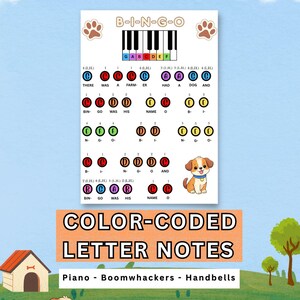 Op de afbeelding: Een kleurgecodeerd muziekblad voor B-I-N-G-O met een pianotoetsenborddiagram, cirkels met letters in rood, blauw, paars, geel en groen, en een illustratie van een puppy. De tekst bevat muzieknoten en songteksten.