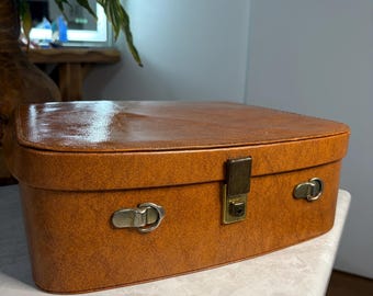 Vintage Travel Case/Suitcase Cheney England – Mid Century Tan Luggage with  Australia Hotel Sticker