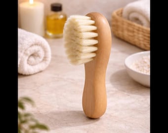 Escova de limpeza facial com cerdas naturais de pelo de cabra, ideal para peles sensíveis, com cabo de madeira de faia.