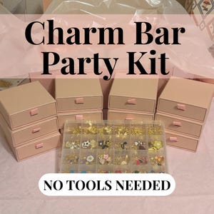 Puede incluir: Un kit de fiesta Charm Bar con múltiples cajones beige y un recipiente transparente lleno de varios dijes. El texto "Charm Bar Party Kit" se muestra en la parte superior y "NO TOOLS NEEDED" en la parte inferior.