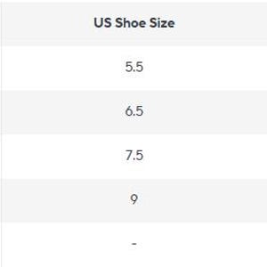 Pu&ograve; includere: Un grafico bianco mostra le conversioni delle taglie delle scarpe. Il grafico include colonne per Taglia scarpa, Taglia scarpa USA e Lunghezza del piede in pollici. Le taglie vanno da 36-37 a 44-45, con le corrispondenti taglie USA e lunghezze del piede.