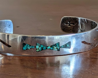 Bransoletka mankietowa z intarsją Gene'a Gibsona ze srebra próby Navajo | Element charakterystyczny dla stylu południowo-zachodniego