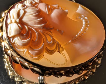 Wisiorek z kameą z 12-karatowego złota – ręcznie rzeźbiona muszla wiktoriańska