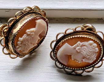 Kolczyki AMCO z 14-karatowego złota z prawdziwą muszlą i zapięciem na śrubę