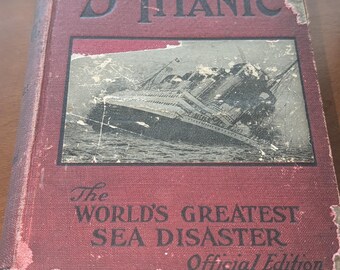 Antyczna książka o Titanicu – historia katastrofy morskiej z 1912 r., zniszczona czerwona oprawa