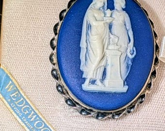 Antyczna broszka Wedgwood z jasperwarem, srebro próby 925, figurki klasyczne Birks z ok. 1890 r.