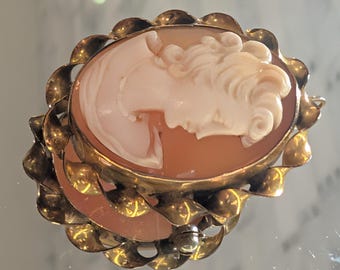 Antyczny wisiorek z kameą wykonany z 12-karatowego złota – ręcznie rzeźbiony portret wiktoriańskiej muszli